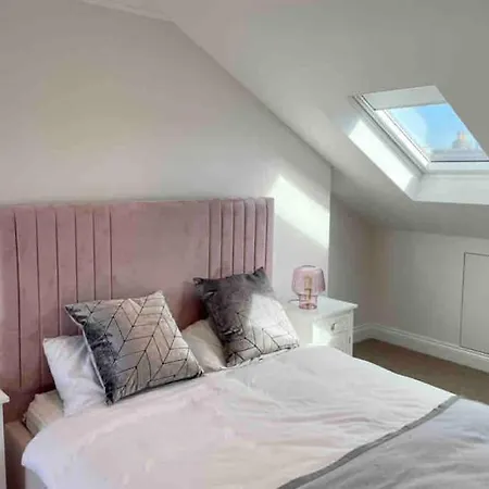 Whole House, Ensuite & Garden, 3 Bedrooms